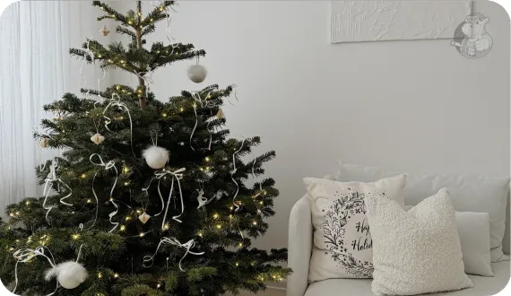 skromnie ubrana choinka w stylu total look